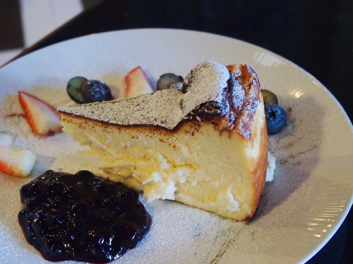 GINGUN7's tweet image. ถ้าพูดถึงร้านที่ทำบาสก์ชีสเค้ก หรือชีสเค้กหน้าไหม้ได้อร่อยมากๆๆๆ นี่จะนึกถึงร้าน Patisserie Rosie ก่อนเลย ชีสเค้กเข้มข้นมากก ครบรส มีความ  Rich &amp;amp; Creamy ได้กลิ่นหอมของทั้งชีสและวานิลลา ก่อนหน้านี้เคยมาแล้วรอบนึง ติดใจจนต้องเจาะจงมาที่นี่เพื่อกินอันนี้โดยเฉพาะ  (ต่อ)  🤩