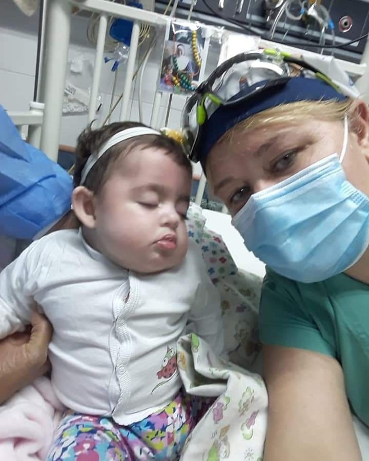 Nos desborda el alma de felicidad❤
Naomi Ponce estuvo casi un año internada en Sala 1° Terapia Intensiva Cardiovascular.
Hoy recibimos la noticia que se va de alta.Vamos bonita!! Sos una gran guerrera Aplaudimos de pie👏a los profesionales que tanto hacen por los pacientitos😀.