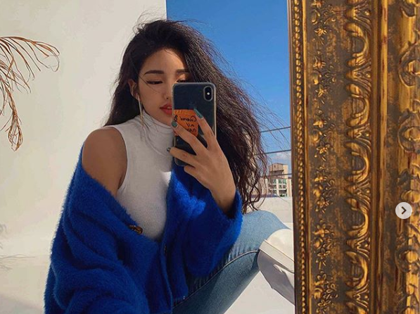 LIPHOP_Official's tweet photo. What would you do if you get to choose 15 to 20 new items in front of your mirror every single day? 

Only at LIPHOP

https://t.co/AmymgPUoVi
https://t.co/6Rck78kcXs

#liphop #립합 #ootd #mirror #fashion #beauty #selfie #abg #babe #korea #highfashion #kfashion #daily https://t.co/4YuTrYhxbD
