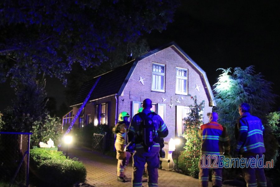 Brandweer #Voorthuizen rukt uit voor schoorsteenbrand bij woning aan de Rijksweg. 112Barneveld.