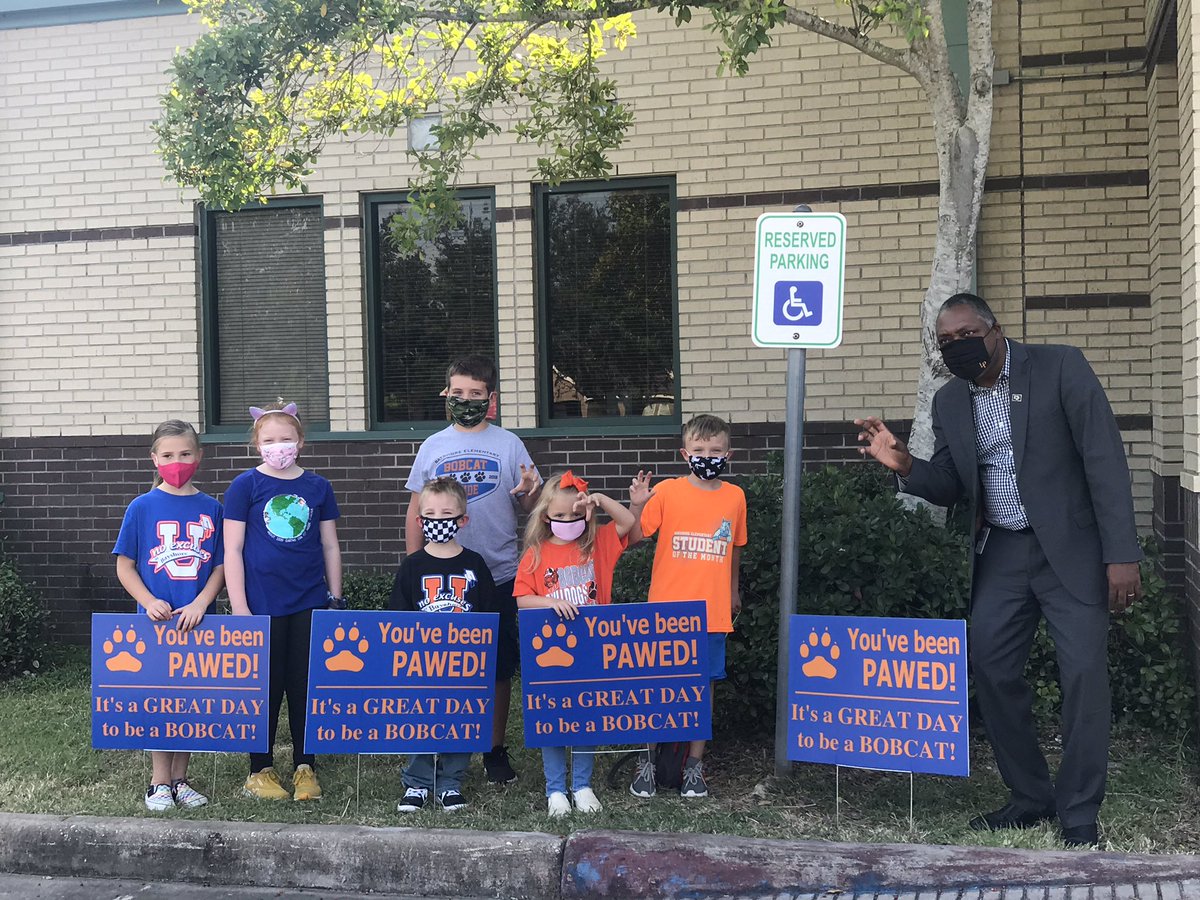 MistyMisty6196's tweet photo. Our school’s PTO is kicking off a PAW IT FORWARD campaign and our kiddos had the chance to  PAW the new superintendent. What a breath of fresh air @wgjackso  is. A special thanks to the LPISD administrators for giving our kids such a warm welcome on our afternoon visit. https://t.co/PojottZzKF