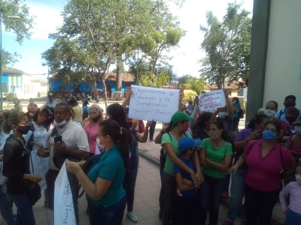laprensalara's tweet photo. #7oct | Los docentes de Quíbor afirmaron que seguirán de forma indefinida en las calles hasta lograr que se cumplan sus derechos como trabajadores de la educación. #Lara

📷: Cortesía https://t.co/jfu0xTSaaE