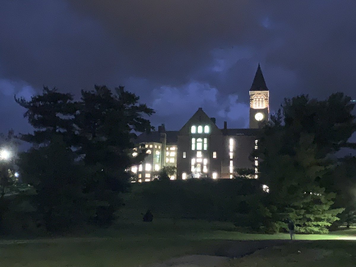 CornellWBB's tweet photo. The perks of being on campus in the evening... #cornelluniversity #mcgrawtower #libeslope #westcampus #johnsonmuseum https://t.co/acajZvlHQG