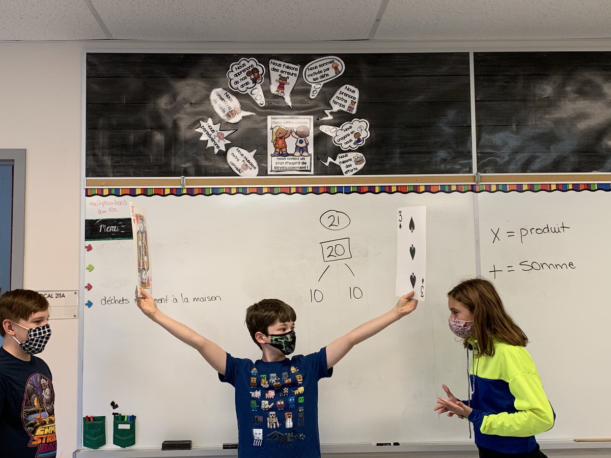 Kjoiner2003's tweet photo. En classe de 5e/6e, nous pratiquons nos tables de multiplication de façon non traditionnelle aujourd’hui! Quand il faut respecter la distanciation, on s’organise autrement! #adls https://t.co/HnFsjeOP0h