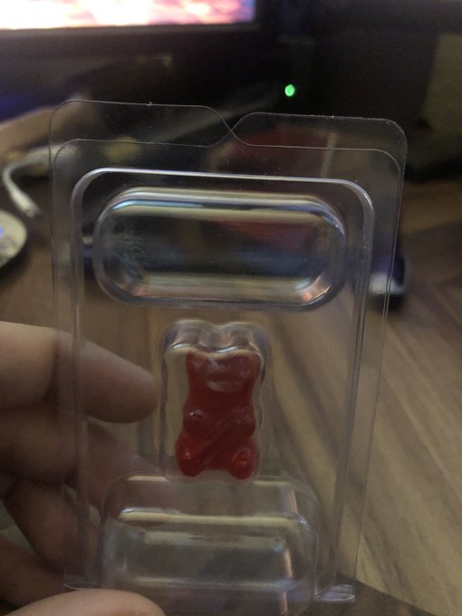 2 pic. So yeah, I bought a $10 gummi bear. 9 million scoville. RIP. https://t.co/c1nUEF9hNS