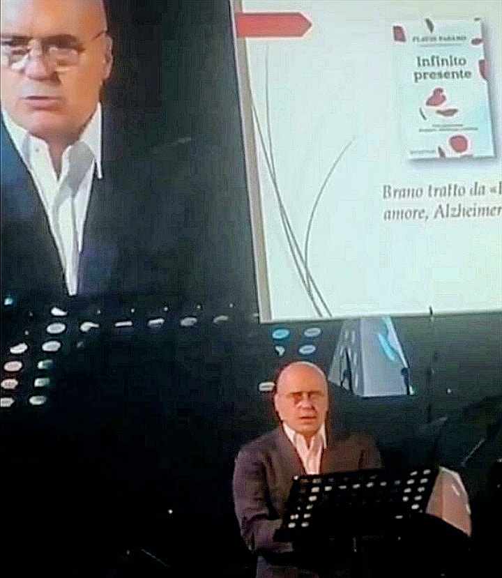 flavio_pagano's tweet photo. Per le emozioni il tempo non esiste. L'indimenticabile, appassionata, magistrale lettura che il grande Luca Zingaretti fece del mio #Infinitopresente in una straordinaria serata romana.
#Infinitopresente #curacari #lucazingaretti #montalbano #Alzheimer #caregiving #libro #leggere https://t.co/b3TaFIZ9eS