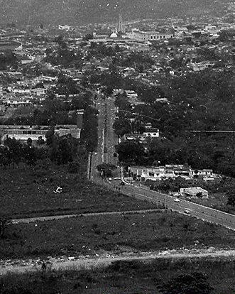 En esta foto se ven parte de los terrenos que luego serían el Parque Metropolitano de San Cristóbal, tampoco estaba la Policlínica Táchira. La avenida 19 de abril fue inaugurada en el año 55.