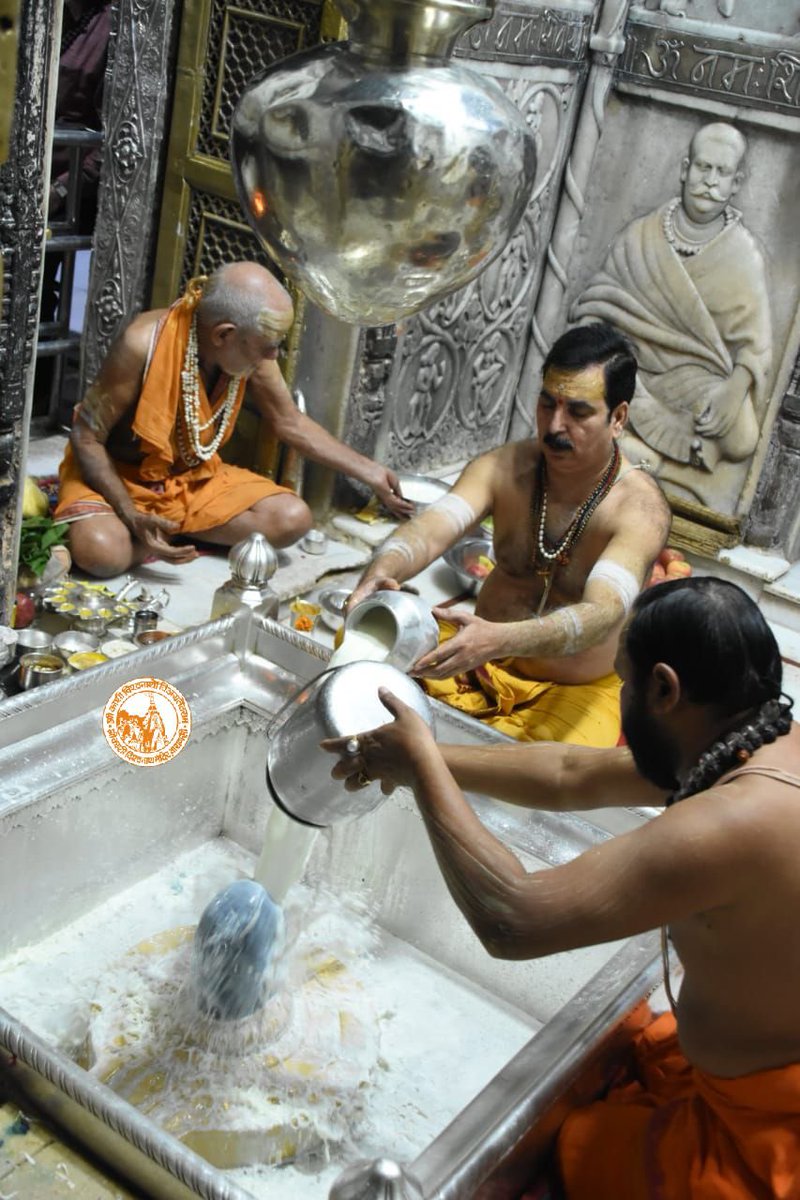 ShriVishwanath's tweet image. आज दिनाँक 08-10-2020 को श्री काशी विश्वनाथ मंदिर के मंगला आरती के दर्शन।

#ShriKashiVishwanath #Shiv #Mahadev #Baba #Temple #Nyas #ManglaAarti #darshan #blessings #Varanasi  #Kashi #Jyotirlinga