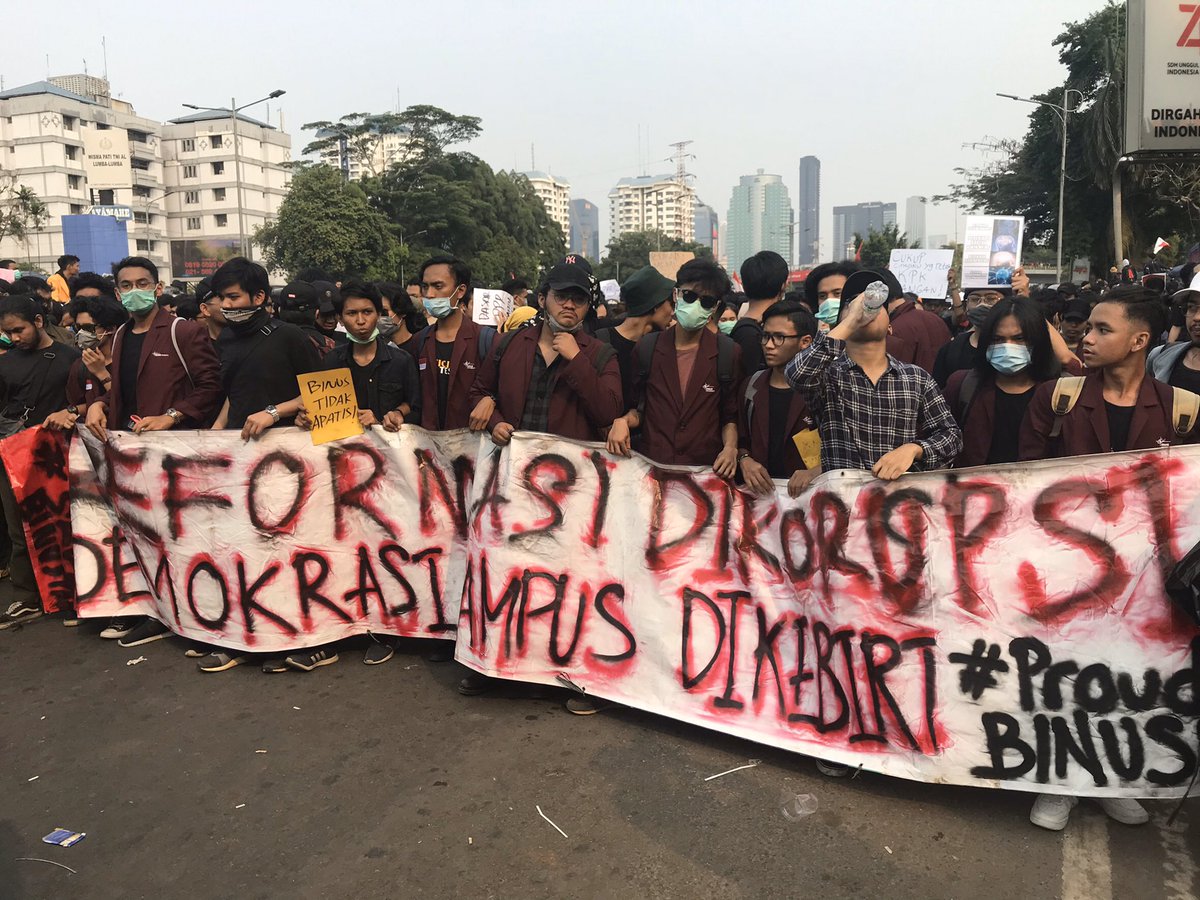 rasjawa's tweet photo. Apakah anak BINUS ikutan demo hari2 ini? Kalo sampe mereka ikutan turun ke jalan, berarti:
1. UU Cipta Kerja memang sangat pantas ditolak, 
2. Server Valorant Asia sedang down. https://t.co/jBNJjrgfZB