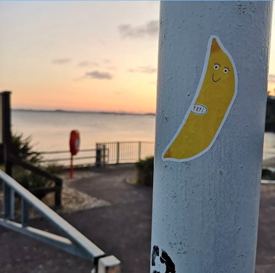 Hello all!
When you order from my Etsy shop it will be lovingly packed in Kinghorn, Scotland and adorned with a custom cut sticker.
4 cards for ten pounds!
Free shipping UK.
etsy.com/uk/shop/Heathe…
#illustration #etsy #happy