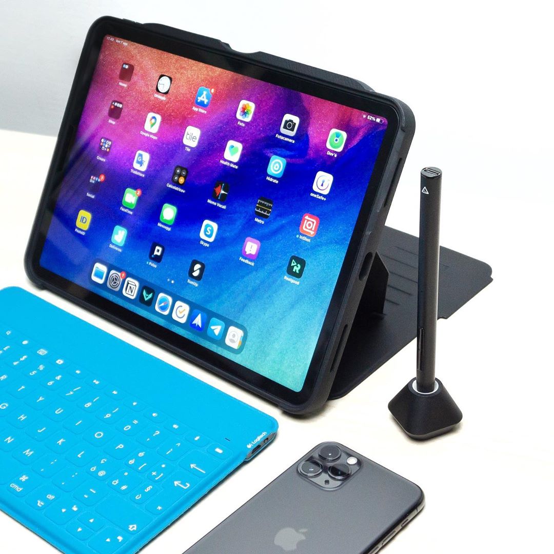 Another tech setup - falling in love with the color combination 🖤💙

📸 : @marys_tech 

#adonit #adonitnoteplus #stylus #tech #OfficeSpace #desksetup #technology #technews #Tech4All #iPhone12 #iOS14 #iPadAir4 #iPad #ipadpro2020 #keyboard #Apple