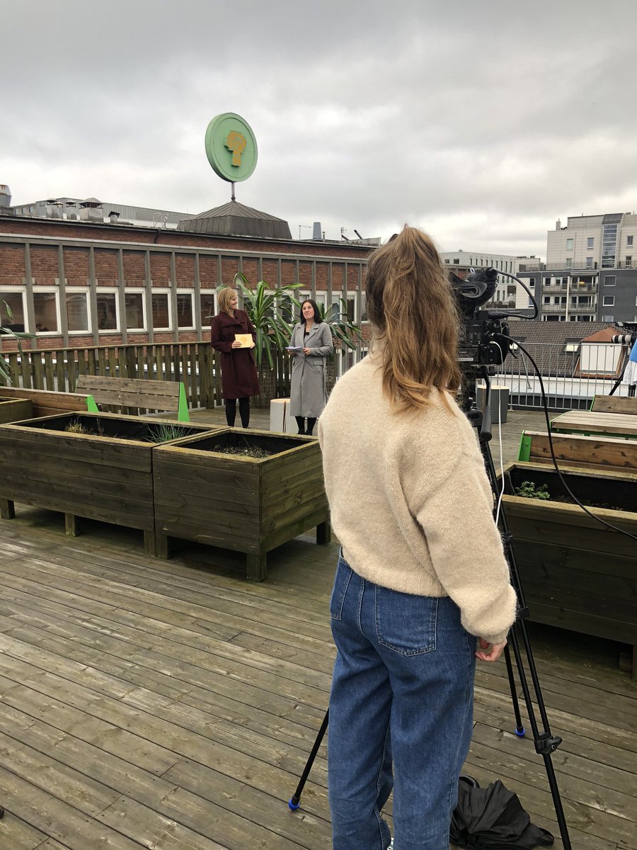 Vi er snart i gang på taket for en ny live sending. Denne gangen om grønn landbruksteknologi! Logg inn på Facebook 11.30! Først ut <a href="/Hedstein/">Ola Hedstein</a> og <a href="/hjornegard/">Sigrid Hjørnegård</a>