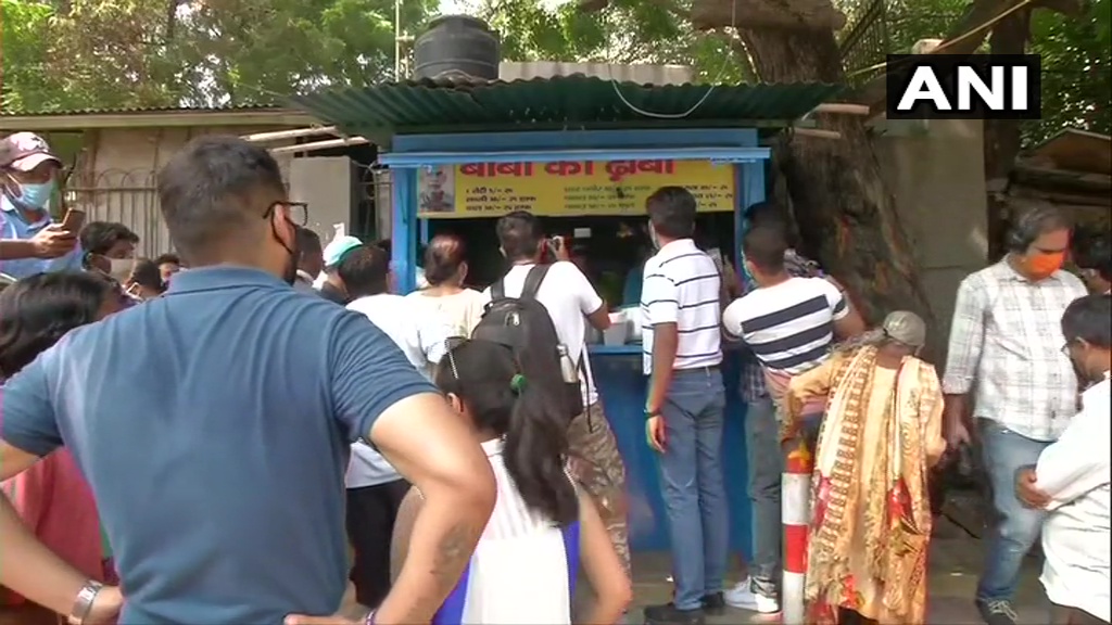 Delhi: People queue up at #BabaKaDhabha in Malviya Nagar after video of the octogenarian owner couple went viral on social media.
“There was no sale during COVID19 lockdown but now it feels like whole India is with us,” says owner Kanta Prasad, who's running the stall since 1990 https://t.co/Tper7CUVSp