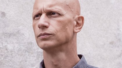 "L'Atlantico, se con le orecchie della letteratura lo ascoltiamo bene, è una babele di silenzi."
Giorgio Vasta
🦑
Con Giorgio Vasta diamo il via ad una nuova playlist sul nostro canale Youtube: le interviste agli ospiti di #Babel2020! Buona visione!
➡️ bit.ly/3lhluqe
