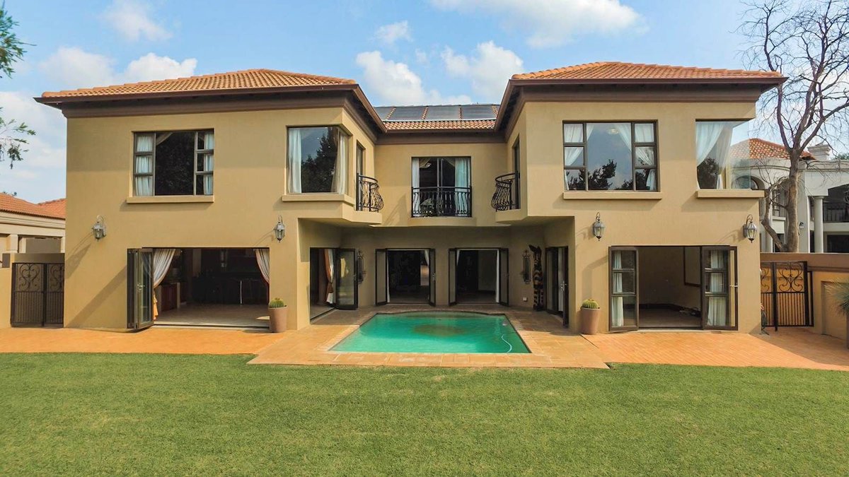 EnVHartees's tweet photo. Magnificent Westlake Estate home with 4 en-suite bedrooms, 3 bathrooms, 2 lounges, dining room, heated swimming pool.
4,200,000 ZAR | Yvonne Vertongen - 074 136 2138
Link: https://t.co/zfTCVFXtJC
#WestlakeCountrySafariEstate #PropertyForSale https://t.co/CZtjo3oBu5