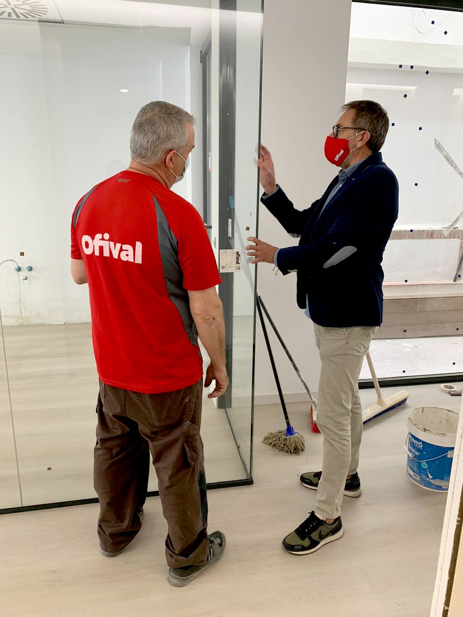 OfivalWorkspace's tweet image. Realizar un control de #calidad de una nueva #instalación es parte fundamental para conseguir un buen resultado.

Nuestro Técnico Toni Torremocha supervisa el montaje de la Mampara F1 de SP Systems.

#SPSystems #ofival #oficina #interiorismo #arquitectura