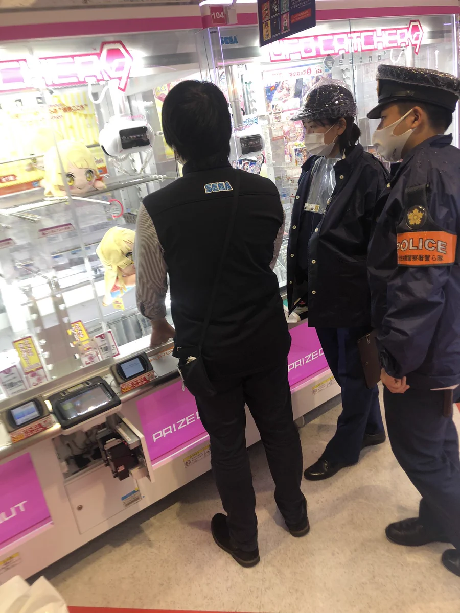 ゲームセンターのUFOキャッチャー、全く取れず警察が来てしまう・・・