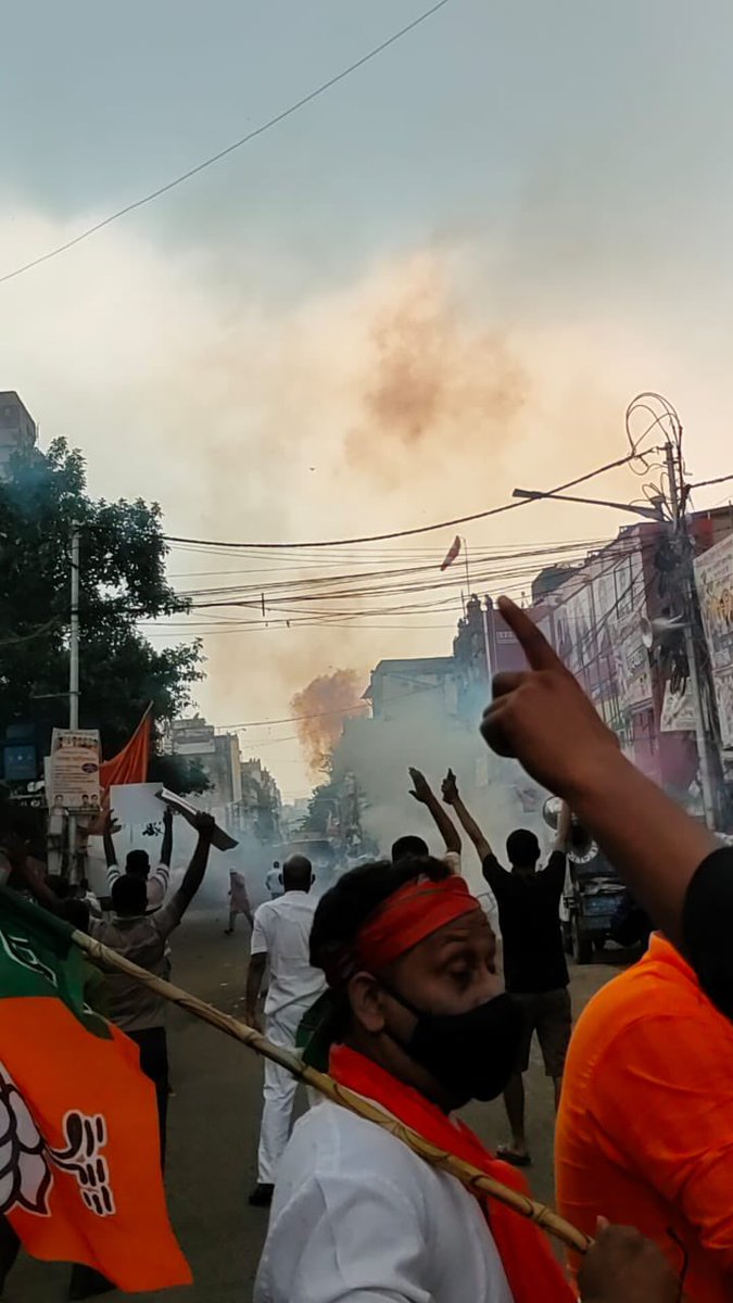 iSinghVikash's tweet photo. भारतीय जनता पार्टी युवा मोर्चा के राष्ट्रीय अध्यक्ष @Tejasvi_Surya के ऊपर ममता बनर्जी के गुंडों ने बम फेंकर हमला किया ।

तृणमूल कांग्रेस राजनीतिक पार्टी है या आतंकवादी संगठन, देश और बंगाल की जनता को अब कोई शक नही होना चाहिए । https://t.co/cTKikQJ5n5