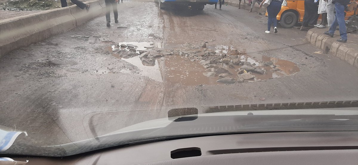 Gidi_Traffic's tweet photo. “@OlagadeyoK: @Gidi_Traffic
This is oshodi terminal 3, under bridge toward ilupeju and express way, constructed few weeks to ambode’s term (may 2019)
#badconstruction #substandardmaterials https://t.co/alpfXU4xIK https://t.co/RGUyNQYxuI