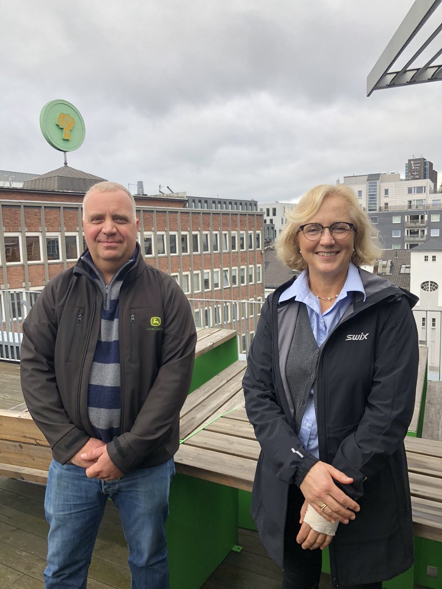 Bonden Jon og rådgiver i Norsk Landbruksrådgiving Ragnhild Borchsenius er snart klar til å bli med på vår livesending om #klimakalkulator og grønn landbruksteknologi. Bli med på vår Facebook-side 11.30!