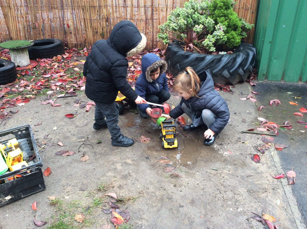 Wheeler_PS's tweet photo. Green Base are enjoying themselves in the outdoor area this morning. #hcatschool #wheelereyfs https://t.co/MlrDacBRNF