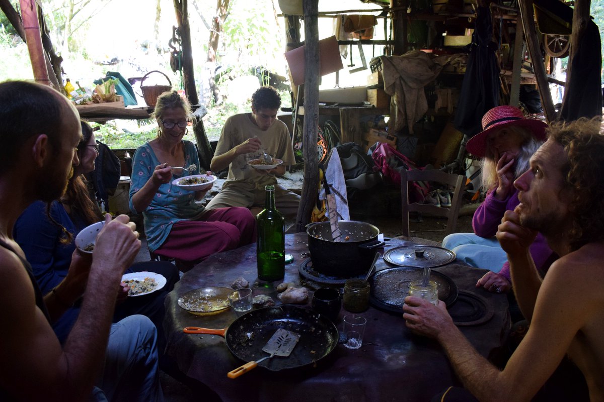 En #Cévennes, Mika a fondé un lieu de vie collaboratif en pleine campagne. Immersion dans cet eldorado où règnent l’échange et l’accueil ⤵️⤵️

entendeznousdansnoscampagnes.com/2020/10/08/en-…