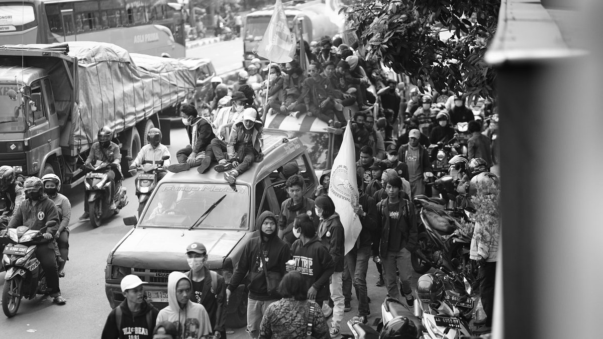 dandihidayat10's tweet photo. Semangat Para Pejuang 💪💪💪

#MahasiswaBergerak https://t.co/gtmQwAr7JT