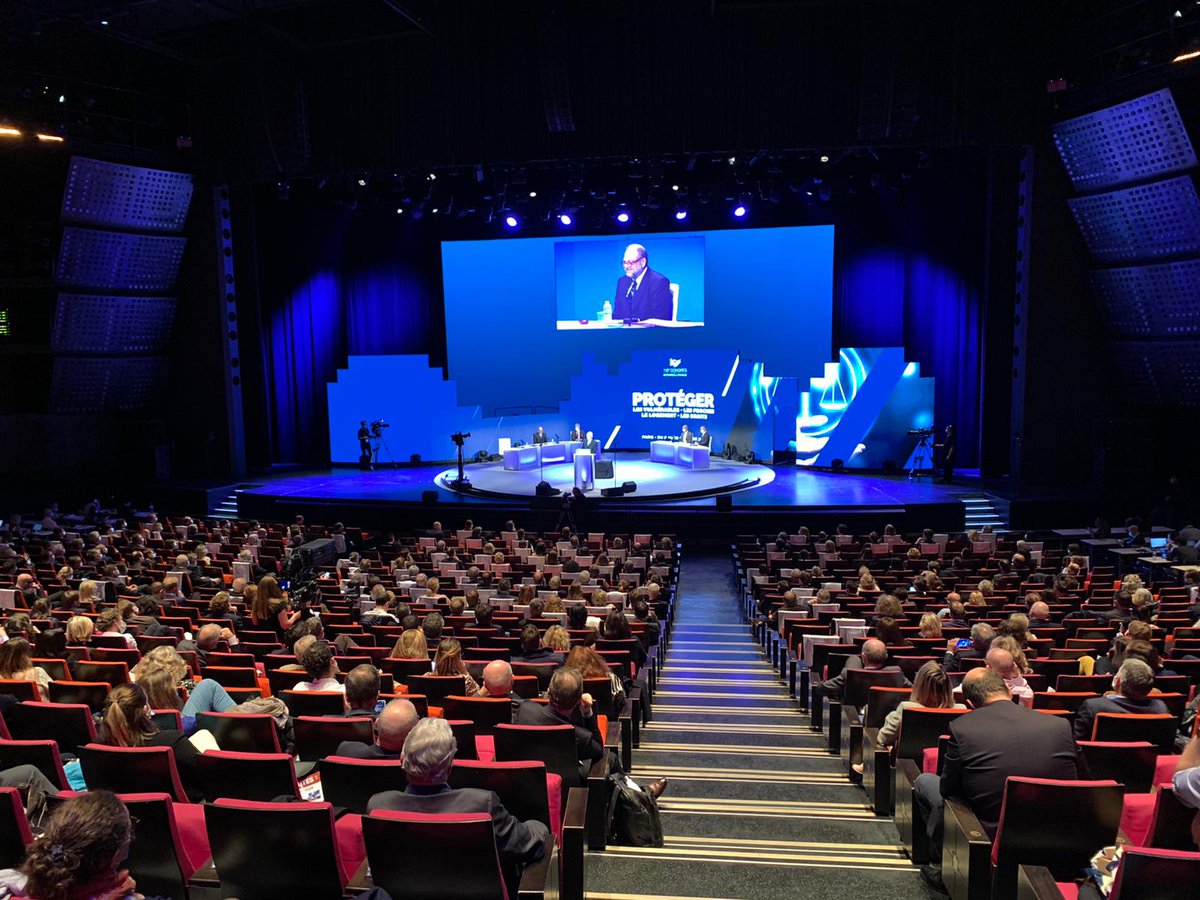 Le Président du <a href="/notaires_CSN/">Notaires de France</a>, Jean-François HUMBERT demande au Ministre de mettre fin au tirage au sort qui est un système anti-républicain et de mettre fin aux vagues successives à l’installation et enfin de mettre fin à la révision des tarifs. 

 #CongresNotaires #Protéger2020