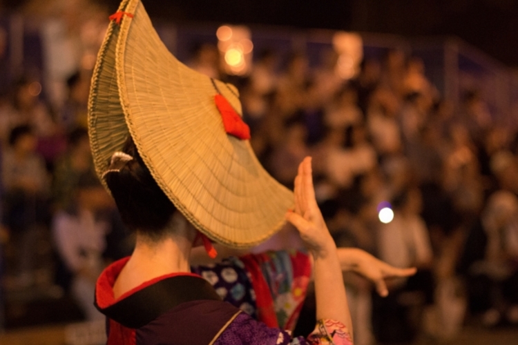 夜目遠目笠の内