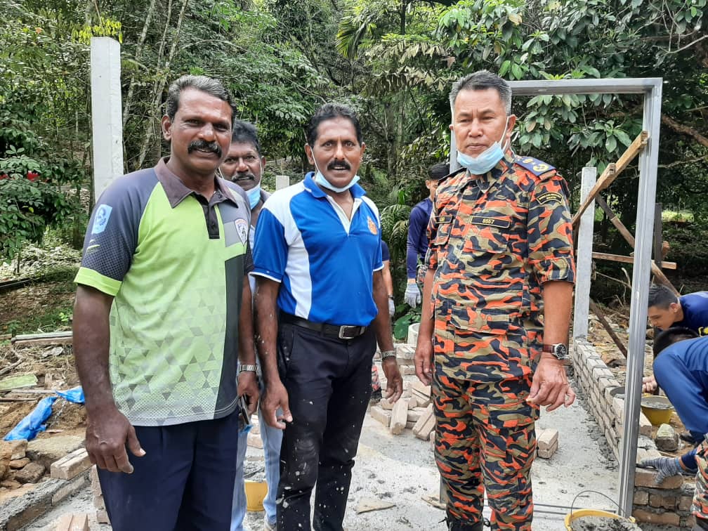 BOMBAperak's tweet photo. 8 Okt 2020 / Khamis
PROGRAM CSR MEMBAIK PULIH RUMAH ORANG MISKIN
YS  Pengarah JBPM Ng Perak bersama 8 anggota BBP Kampar turut serta mambantu NGO Kaum India Kampar membaik pulih rumah bg seorang calon kaum india yg memerlukan bantuan rumah tersebut pagi td.
@bombaJBPM @kpkt_gov https://t.co/SEcbPAbmxL