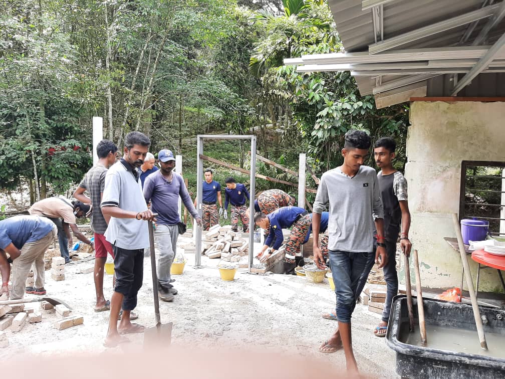 BOMBAperak's tweet photo. 8 Okt 2020 / Khamis
PROGRAM CSR MEMBAIK PULIH RUMAH ORANG MISKIN
YS  Pengarah JBPM Ng Perak bersama 8 anggota BBP Kampar turut serta mambantu NGO Kaum India Kampar membaik pulih rumah bg seorang calon kaum india yg memerlukan bantuan rumah tersebut pagi td.
@bombaJBPM @kpkt_gov https://t.co/SEcbPAbmxL