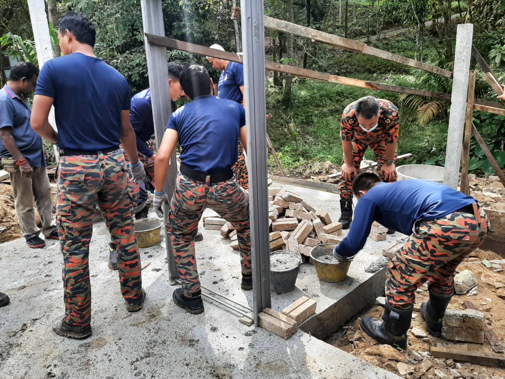 8 Okt 2020 / Khamis
PROGRAM CSR MEMBAIK PULIH RUMAH ORANG MISKIN
YS  Pengarah JBPM Ng Perak bersama 8 anggota BBP Kampar turut serta mambantu NGO Kaum India Kampar membaik pulih rumah bg seorang calon kaum india yg memerlukan bantuan rumah tersebut pagi td.
@bombaJBPM <a href="/kpkt_gov/">KPKT</a>