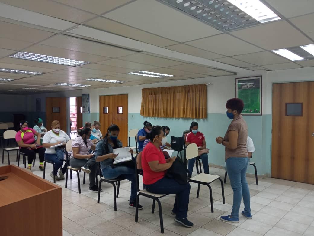 Andres_Echu_Bi's tweet photo. #Aragua .@NicolasMaduro @psuvaristobulo @MarcoTorresPSUV @leoalvacabrera @ZE_Aragua @ConElMazoDando. Mcipo Sucre. Intercircuital con su equipó d gestión da orientaciones y lineamientos del Prf Leonardo Alvarado a directores de instituciones educativas."venceremos " https://t.co/uUIBwixdO0