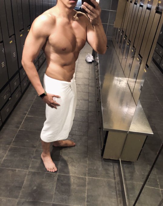 中午午休，其他人在午餐時，就是我的重訓時間🥰 練了下背後，屁股的弧度慢慢出來了😏  #有大奶翹屁股有腹肌是我的目標  https://t.co/STyPDsaD8f https://t.co/8MqF<a href="/tag/%E6%9C%89%E5%A4%A7%E5%A5%B6%E7%BF%B9%E5%B1%81%E8%82%A1%E6%9C%89%E8%85%B9%E8%82%8C%E6%98%AF%E6%88%91%E7%9A%84%E7%9B%AE%E6%A8%99"class="tags">#有大奶翹屁股有腹肌是我的目標</a>