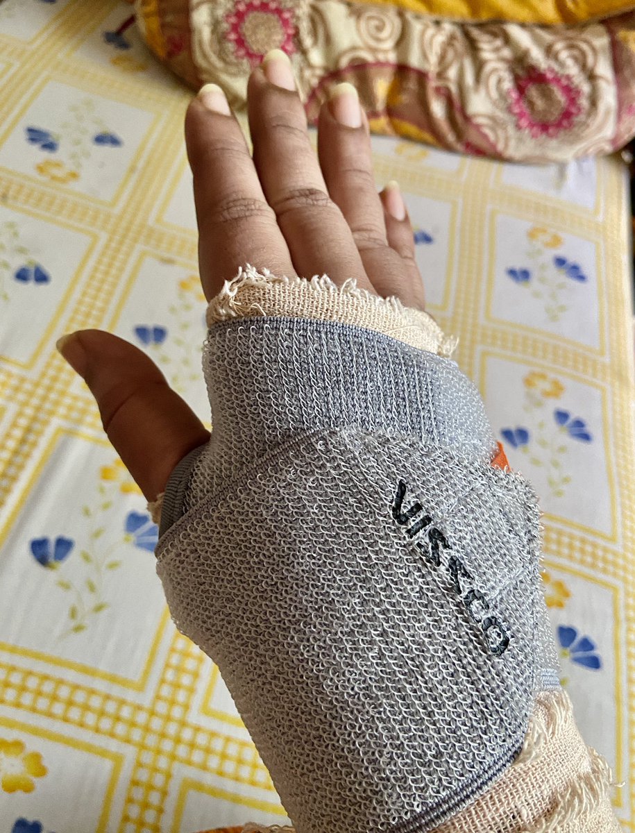 iampoojagupta's tweet image. My hand telling me ‘Behen thoda rest kar le ab’ 😄 #sprained