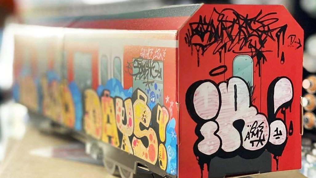 chromedrips's tweet photo. 🚉 MTN SYSTEMS METRO
Paris ou New York, il est désormais possible de peindre un train de chez vous. 45cm de bonheur à customiser!
#graffitishop #graffitifrance #graffitiparis #graffiti #tag #gueuta #mtnsystems #graffitimetro #graffititrain #freight Pic : sanchosdirtylaundry https://t.co/6DE8o6lR2D