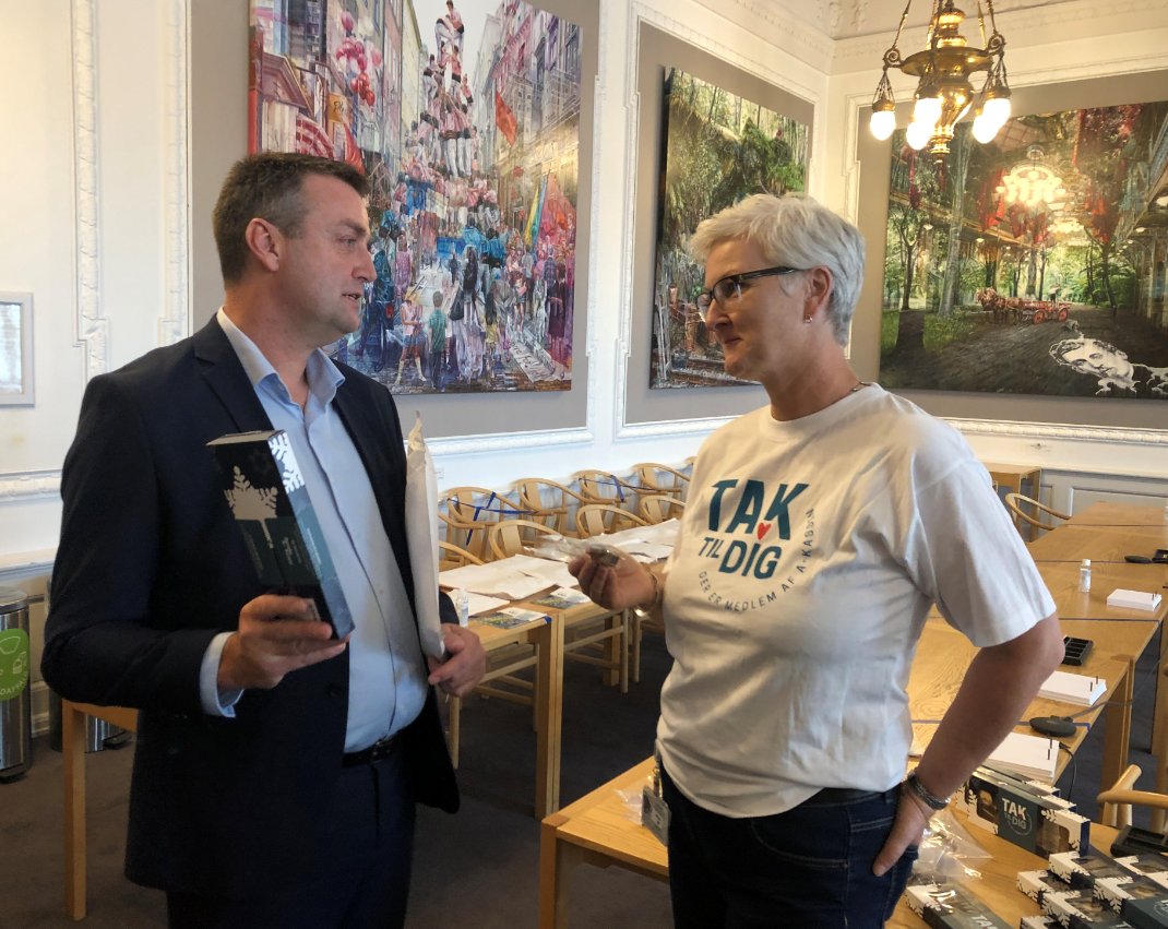 Danske A-kassers formand Eva Obdrup i en snak med Leif Lahn Jensen (S) på Christiansborg i dag om, at smertegrænsen for længst er nået for dagpengeforringelser. Nu skal der et dagpengeløft på bordet!  #dkpol #ftlive #dagpenge #arbejde