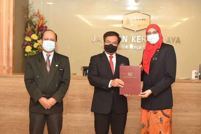 BpCkas's tweet photo. Alhamdulillah..
Tahniah diucapkan kepada Ketua BP&amp;P, CKAS YBrs. Ir. Anita Binti Mohamed Shafie @anita_shafie di atas perlantikan sebagai Pengarah JKR W.P Putrajaya, JKR Malaysia.
@IrZulkefly @JKRMalaysia @CKASHQJKR @JKRPutrajaya https://t.co/9xYuC4sqaN