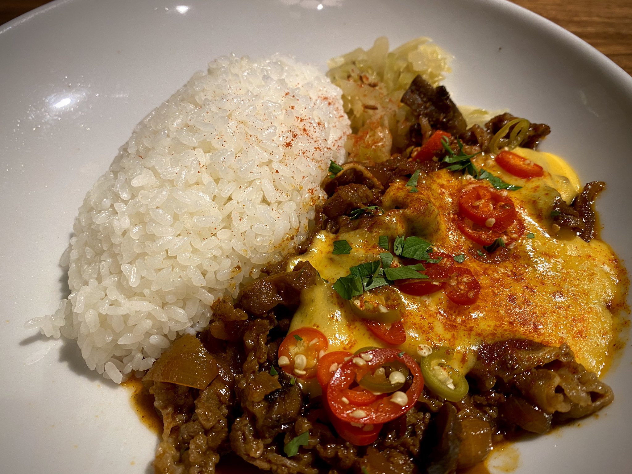 江六前一郎 Ichiro Erokumae Theburnのubereatsで人気のbbqチェダービーフボウル ランチで注文させてもらったよ アメリカンスタイルのチーズ牛丼でうまかったー 素材感をギリギリ残したザワークラフトがいい塩梅でペロリと T Co 8ehx669wlu