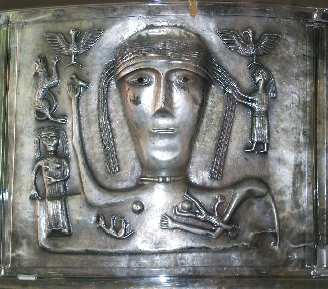 The Goddess having her hair braided on the Gundestrup silver cauldron (dated 150-1 BC) might be Rhiannon of the Mabinogion, famous for her birds, whose songs could awaken the dead & lull the living to sleep, Goddess of the Otherworld. The 2 birds of prey... 1/2  #FolkloreThursday