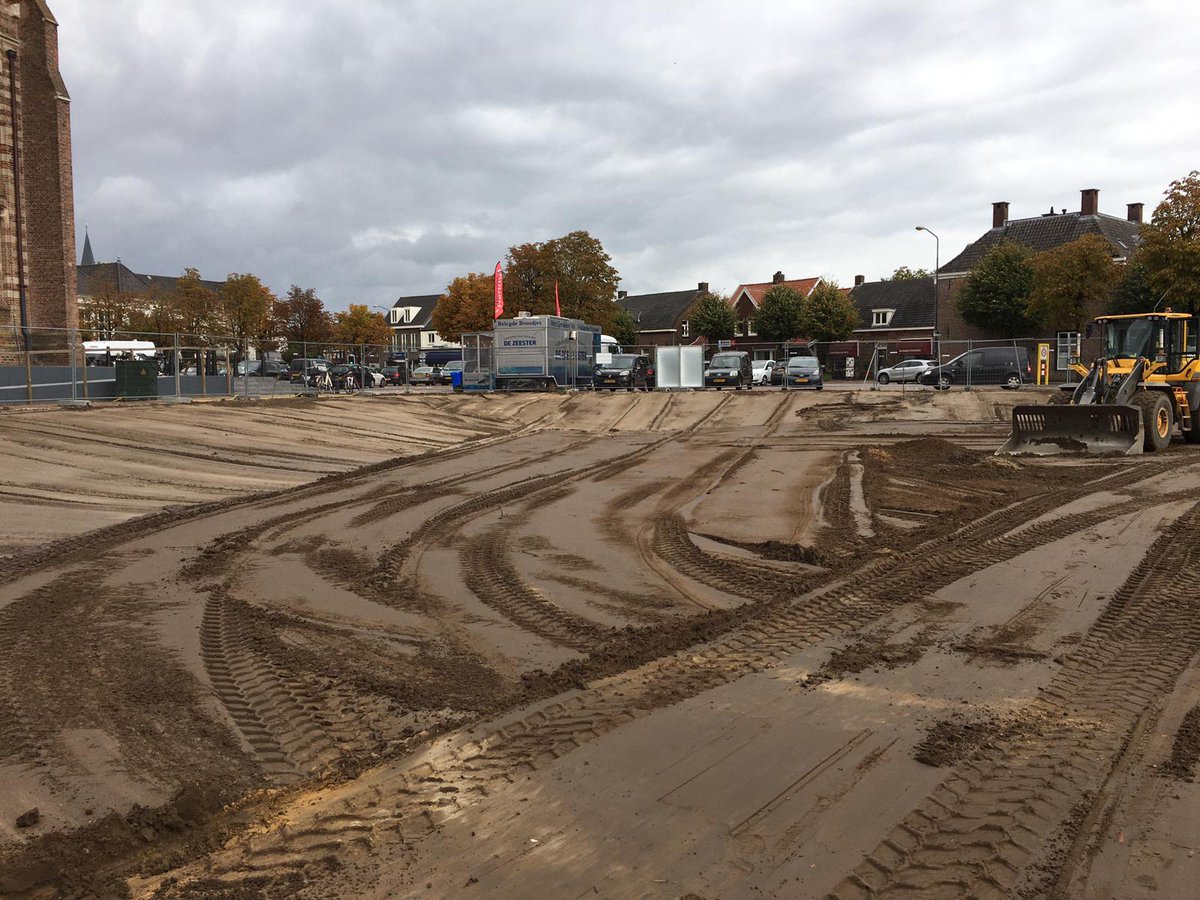 Sint-Michielsgestel geeft ruimte... aan gras! Gisteren hebben we het terrein tussen de toren en het Adrianusplein ingezaaid met gras. Zo kunnen we de ruimte nog even gebruiken voordat er gebouwd wordt. Heb je hier leuke ideeën voor, neem dan contact op met <a href="/ralfimmens/">Ralf Immens</a>.