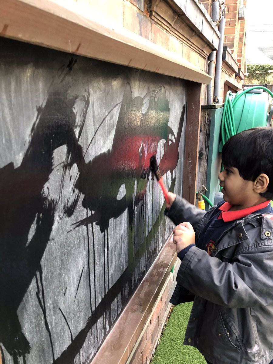 EarlsfieldSch's tweet photo. Nursery have been busy with their brushes, following chalk lines and creating their own shapes. #ExploringMarks #Independent https://t.co/dGm5OqAJoF