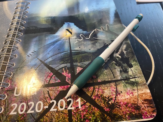 Sarjassa pääsihteerin pää: Mietin hetken, miten copypeistaan paperiseen kalenteriin väärälle päivälle sijoittamani merkinnän oikealle paikalle edelliselle aukeamalle... #pyyhekumi #lyijykynä