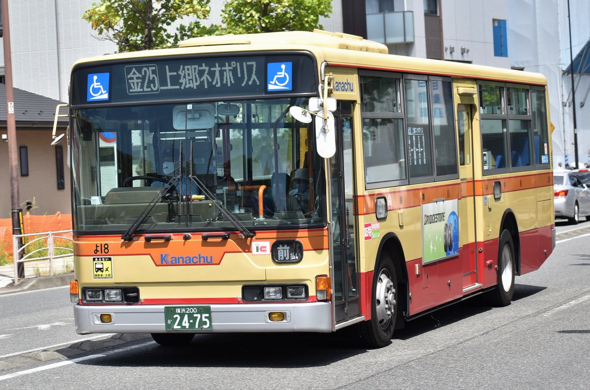 神奈中バスの、よ18の金25、上郷ネオポリス行きが、金沢八景を出た