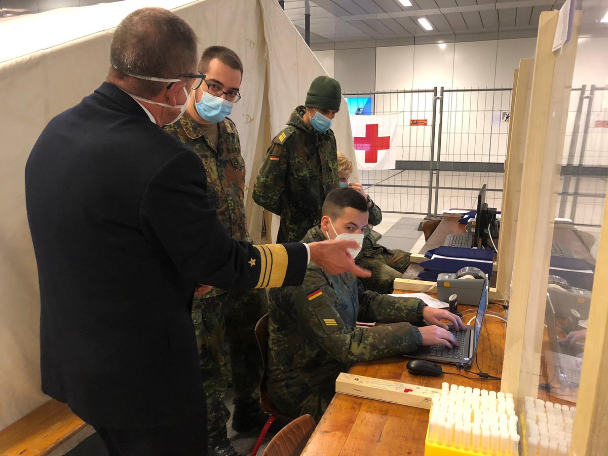 Heute Morgen Besuch bei den Männern und Frauen des #Marinekommandos Rostock, die am Hauptbahnhof in Berlin im Abstrichzentrum eingesetzt sind. Alle sind hoch motiviert und stolz darauf, helfen zu dürfen. #Covid_19 #WIRSINDMARINE