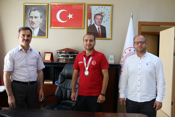 GSB_Cankiri's tweet photo. İl Müdürümüz Sadık Ak, Antalya Challange yarışmasında  Gümüş madalya kazanan Milli Okçumuz Evren Çağıran'ı makamında tebrik ederek, hediye takdim etti.
@kasapoglu @gencliksporbak https://t.co/R6fmecH7M9