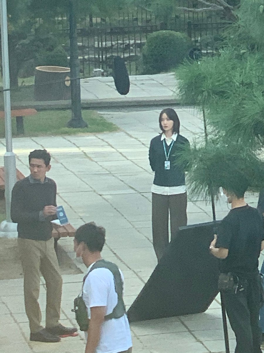 Yoona, as Lee Ji-soo, is also making her comeback after 3 years since MBS  #TheKingInLoveBelow is the only time she is spotted filming with a new hairstyle.