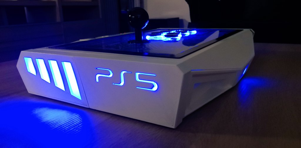 haganeno93's tweet photo. Still waiting for the #PS5 to come out? Based of a Mad Catz TE2 Rivals with custom 3D-printed side panels and Samducksa SDB-202 buttons with Cherry MX blue. Custom etched plexi from @focusattack and metallic black painted bezel. Blue LEDs everywhere #JackalsCrew https://t.co/o0zPg54UBv