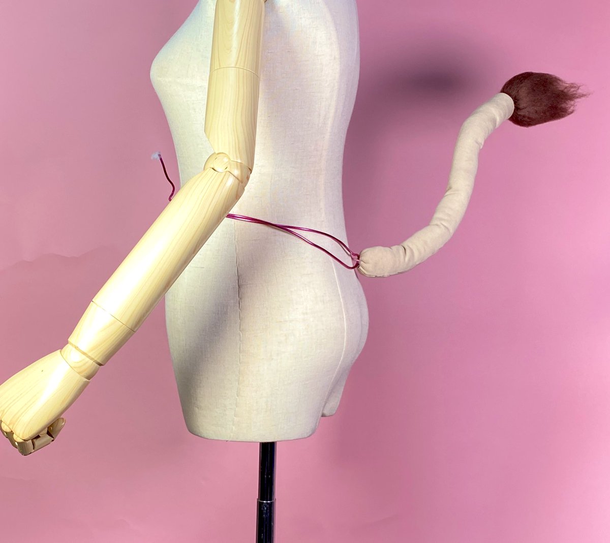 服の作り方と型紙うさこの洋裁工房 ふわふわモコモコな尻尾ってかわいいですよね これ実は毛糸玉2玉で作れるんです 毛糸をペット用ブラシでといていくとふわふわな毛束になります 軽いので針金だけで支えられるので 上げたり曲げたりお好みの表情を作る