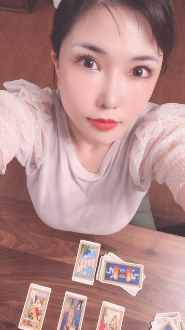 毎日タロットも勉強してるよーん♫
打ち合わせ、プールの後だったから頭びしょびしょで出てしまった? https://t.co/sG4dw99cQw